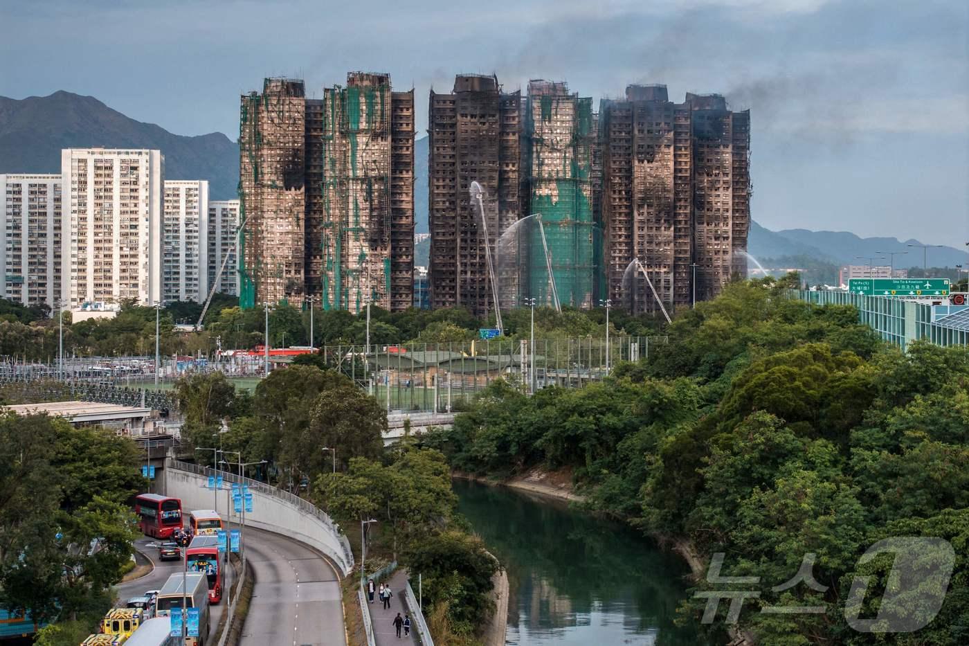27일 홍콩 타이포 지역 왕 푹 콕 아파트 단지 화재 현장.  주불은 진압됐지만, 아직 잔불이 남아 있어 소방 작업이 지금도 진행 중이다. ⓒ AFP=뉴스1 ⓒ News1 박형기 기자