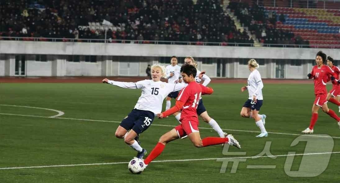 본문 이미지 - &#40;평양 노동신문=뉴스1&#41; = 북한 노동당 기관지 노동신문은 27일 국가여자축구종합팀과 러시아 국가여자축구팀 간 친선경기가 열렸다고 28일 보도했다. [국내에서만 사용가능. 재배포 금지. DB 금지. For Use Only in the Republic of Korea. Redistribution Prohibited] rodongphoto@news1.kr