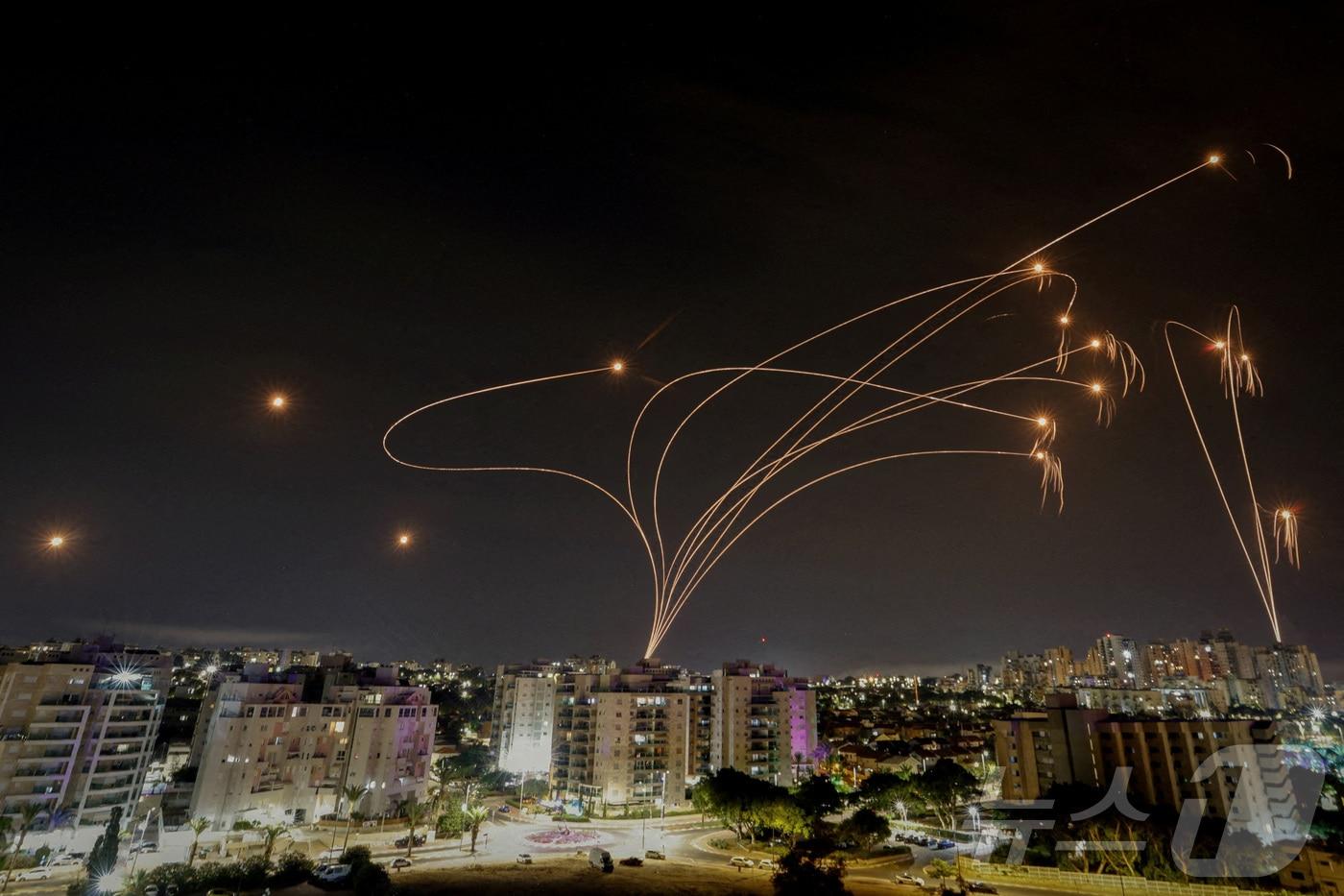 2023년 10월 9일, 이스라엘 아슈켈론 시에서 촬영된 장면. 이스라엘의 아이언돔 미사일 방어 시스템이 가자지구에서 발사된 로켓을 요격하고 있다.2023.10.09&lt;자료사진&gt;ⓒ 로이터=뉴스1