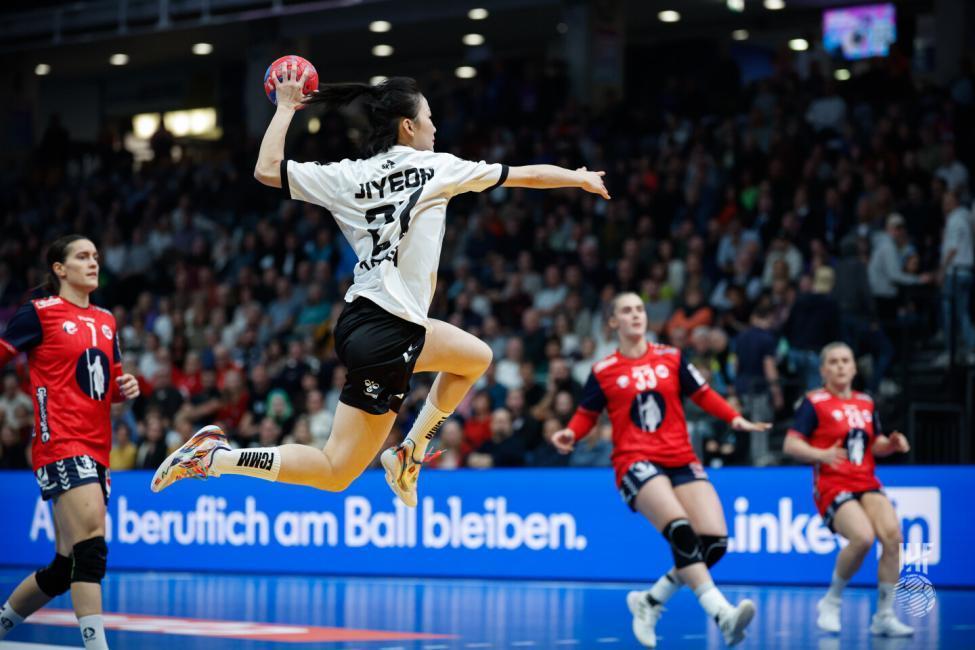 본문 이미지 - 한국 여자 핸드볼 대표팀이 세계선수권 첫 경기에서 노르웨이에게 패했다. &#40;IHF 홈페이지&#41;