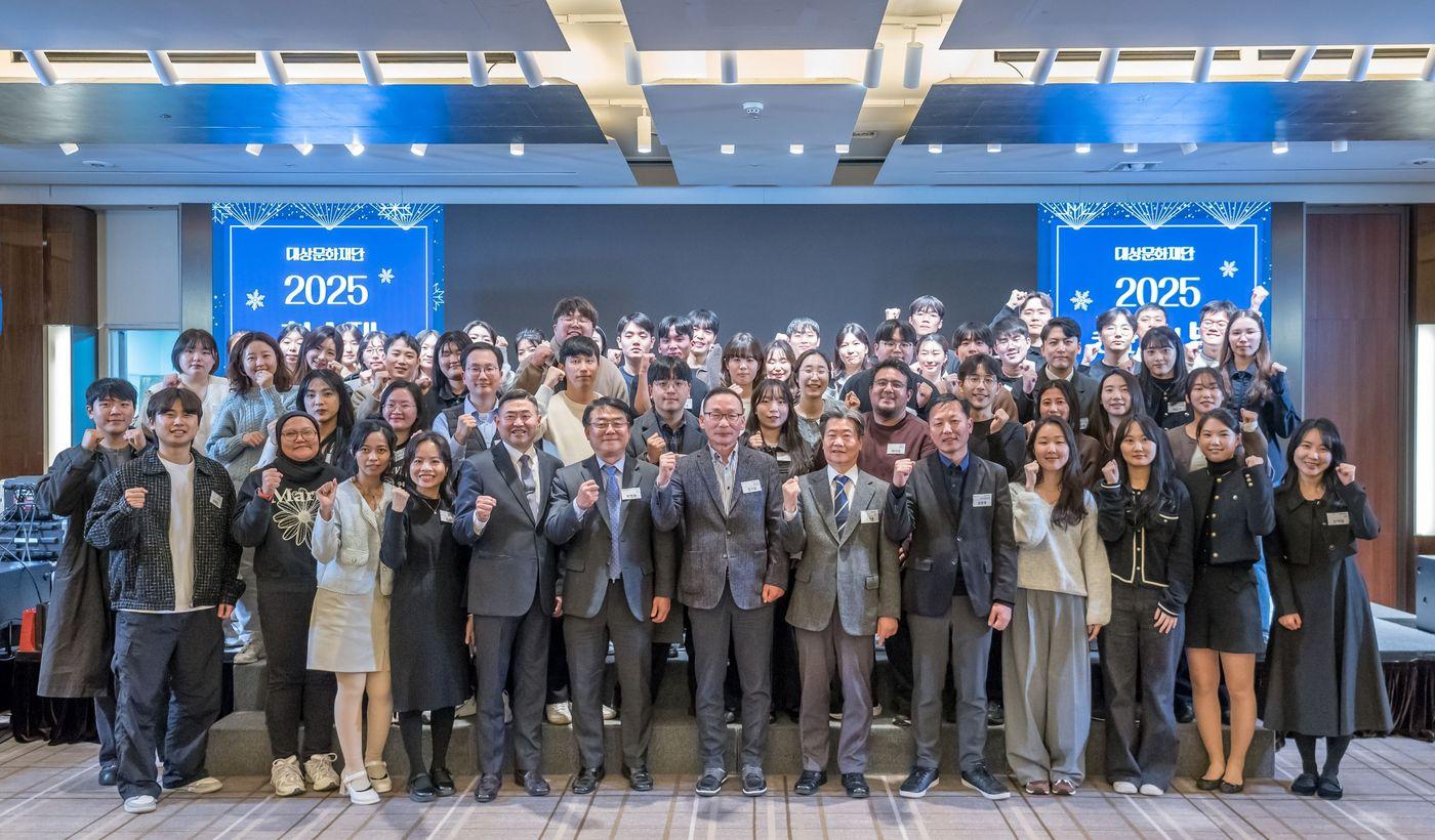  지난 27일 서울 웨스틴조선호텔에서 열린 대상문화재단 장학생 학술제 송년의 밤 행사에서 관계자들이 기념사진을 촬영하고 있다.&#40;대상 제공&#41;