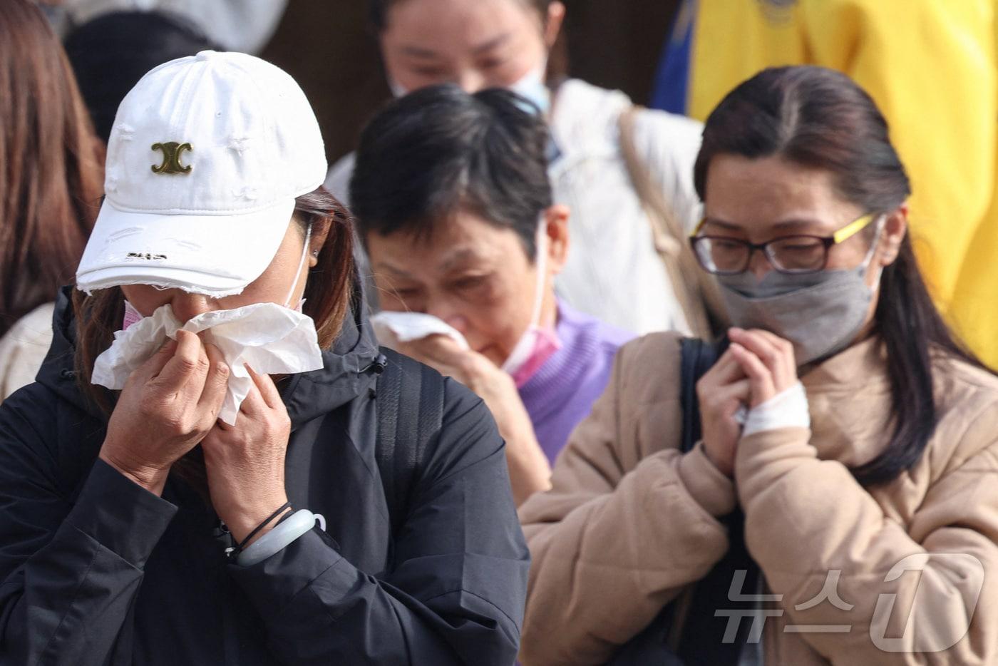 27일 홍콩 타이포 지역 왕 푹 콕 아파트 단지 화재 이후 왕 푹 커뮤니티 홀에서 피해자 가족들이 눈물을 흘리고 있다. ⓒ 로이터=뉴스1 ⓒ News1 임세영 기자