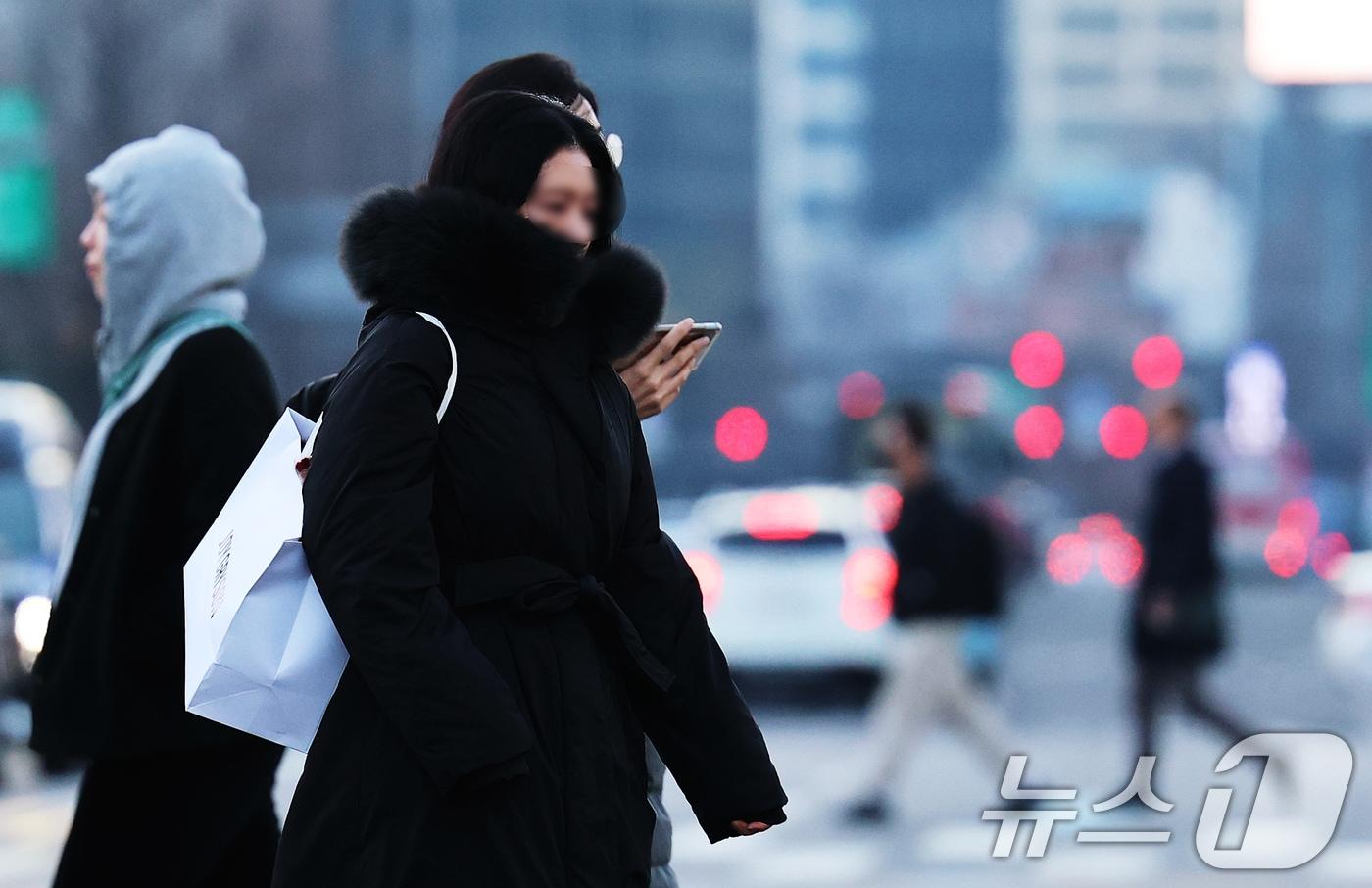 칼바람 속 영하권 날씨를 보인 28일 오전 서울 광화문 네거리에서 시민들이 몸을 움츠린 채 출근길 발걸음을 재촉하고 있다. 2025.11.28/뉴스1 ⓒ News1 오대일 기자