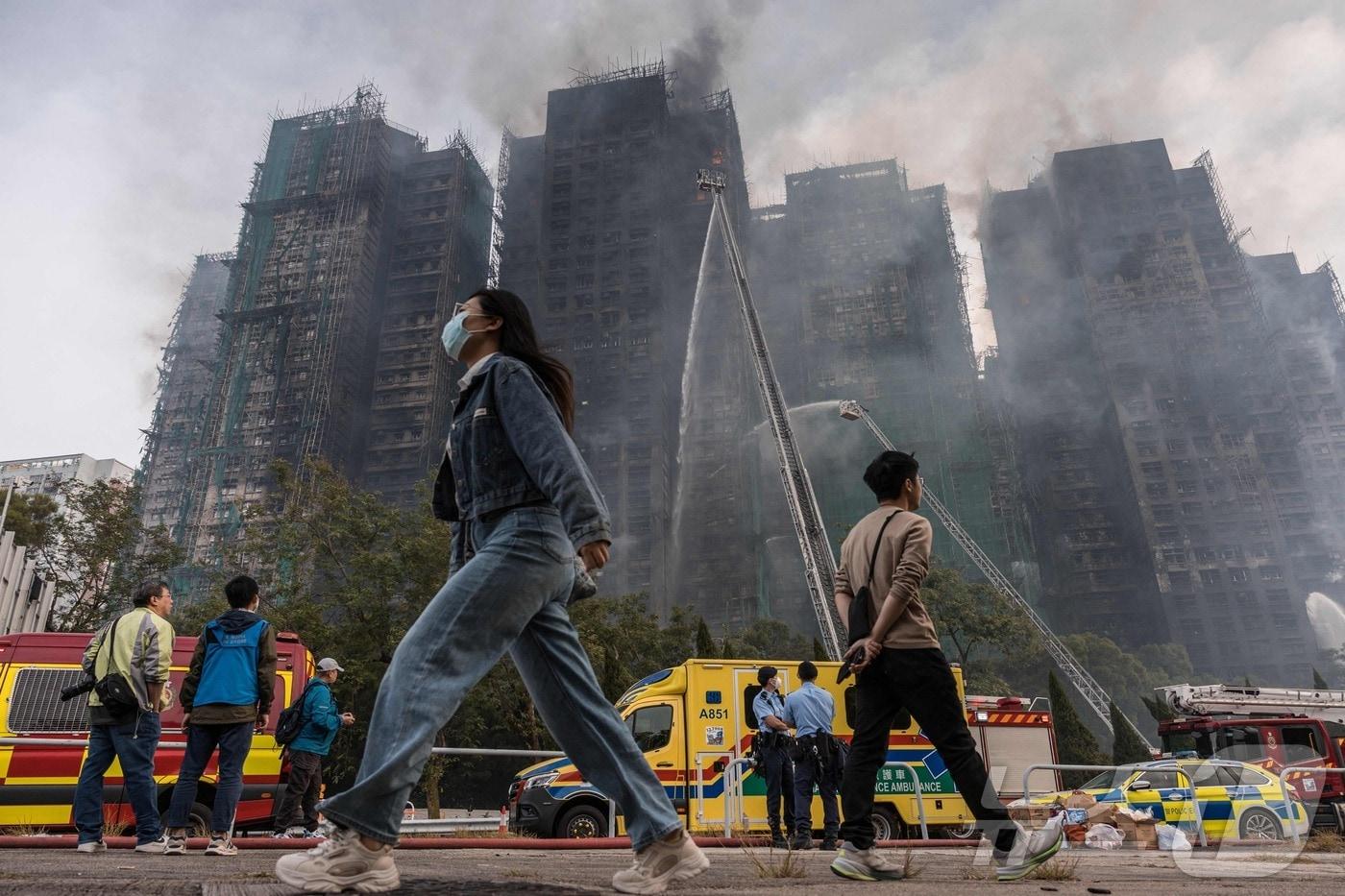 27일 홍콩 타이포 지역 왕 푹 콕 아파트 단지 화재 현장. 주불은 진압됐지만, 아직 잔불이 남아 있어 소방 작업이 지금도 진행 중이다. ⓒ AFP=뉴스1 ⓒ News1 임세영 기자