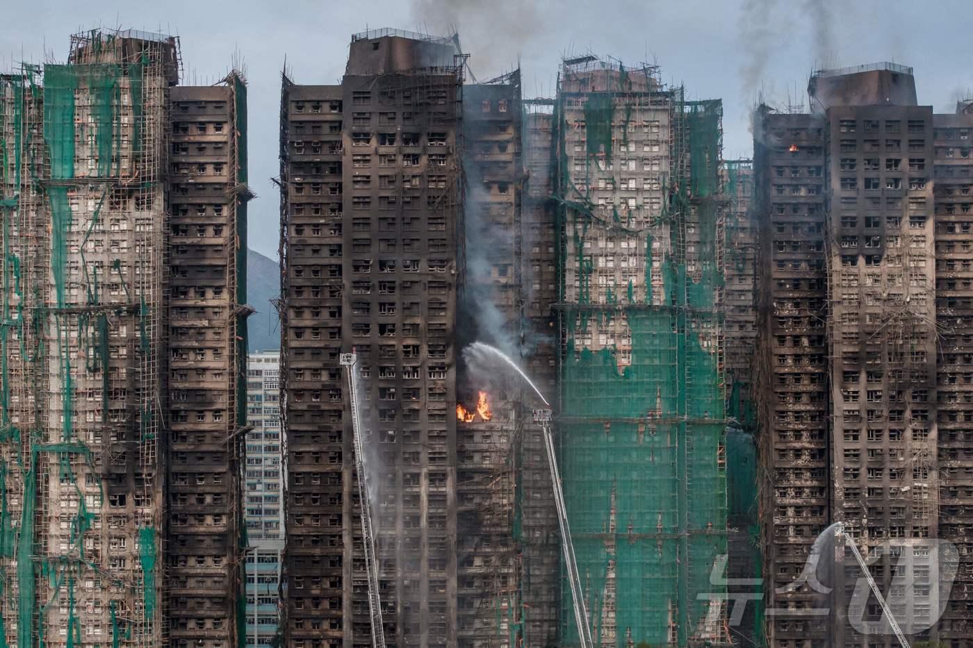 27일 홍콩 타이포 지역 왕 푹 콕 아파트 단지 화재 현장. 주불은 진압됐지만, 아직 잔불이 남아 있어 소방 작업이 지금도 진행 중이다. ⓒ AFP=뉴스1 ⓒ News1 임세영 기자