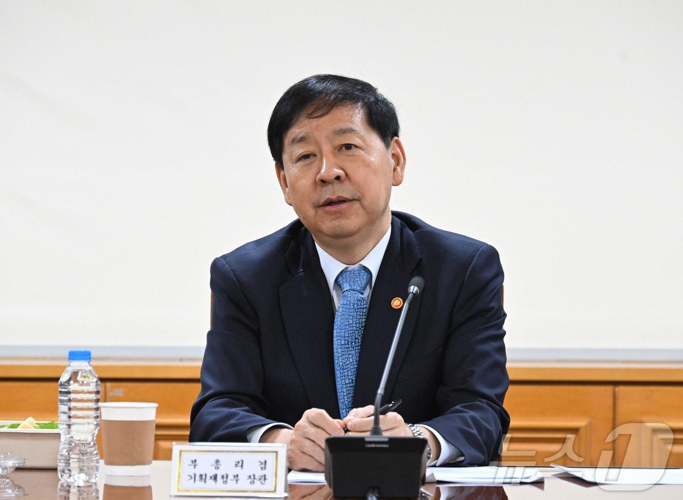 본문 이미지 - 구윤철 부총리 겸 기획재정부 장관이 28일 서울 중구 은행연합회에서 열린 시장상황점검회의를 주재하고 있다. &#40;기획재정부 제공. 재판매 및 DB 금지&#41; 2025.11.28/뉴스1