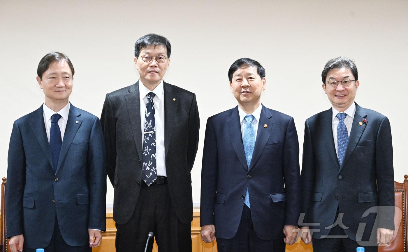 구윤철 부총리 겸 기획재정부 장관이 지난달 28일 서울 중구 은행연합회에서 열린 시장상황점검회의에서 이찬진 금융감독원장, 이창용 한국은행 총재, 이억원 금융위원장과 기념 촬영을 하고 있다. (기획재정부 제공. 재판매 및 DB 금지) 2025.11.28/뉴스1