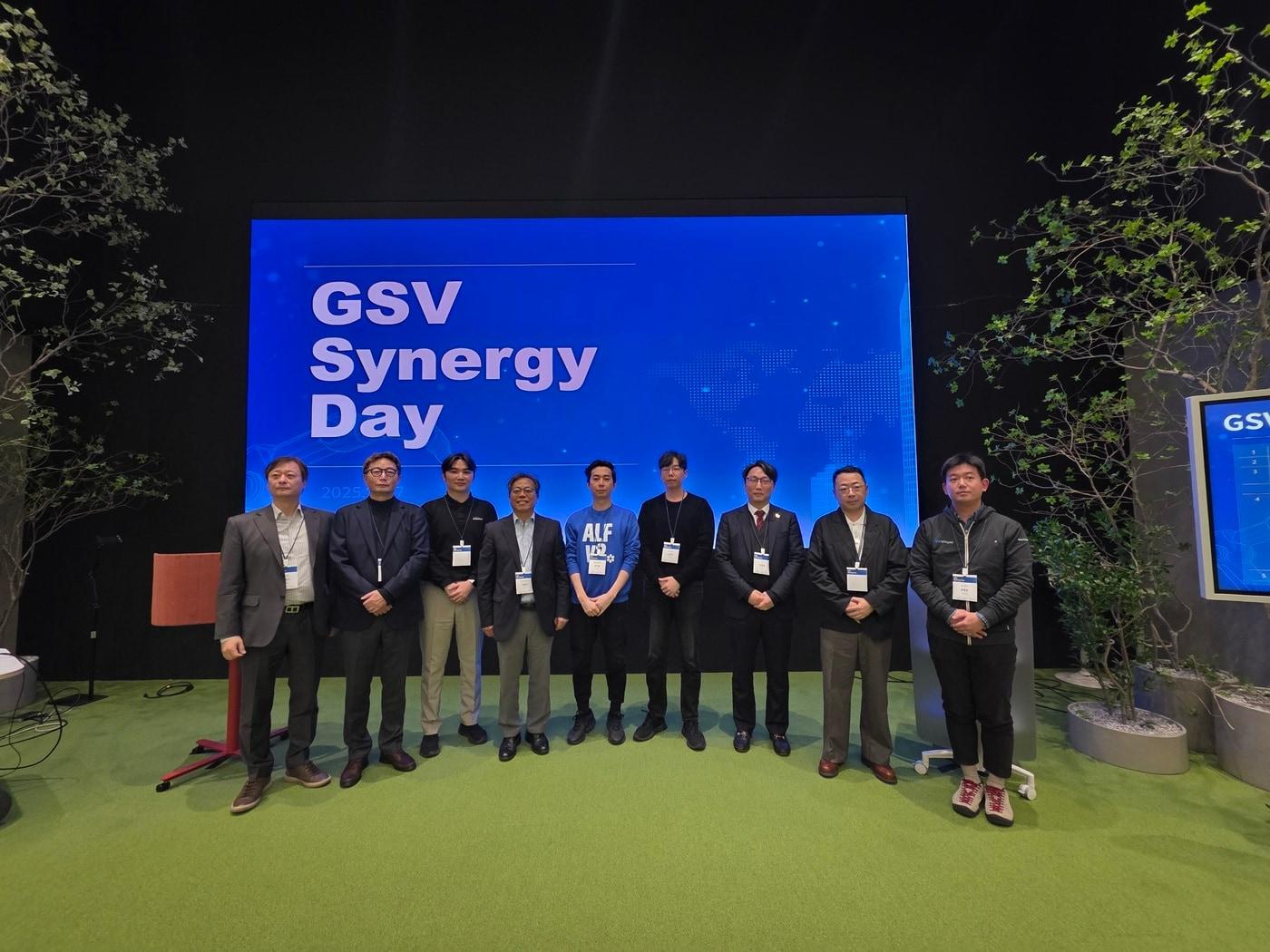 본문 이미지 - GS그룹은 27일 &#39;2025 GS벤처스 시너지 데이&#39;를 열고 스타트업 협업 성과와 신규 사업 기회를 공유했다. 홍석현 GS벤처스 대표&#40;왼쪽 두 번째&#41;와 발표에 참여한 스타트업 6곳 대표 등이 기념사진을 촬영하고 있다&#40;GS그룹 제공&#41;. ⓒ 뉴스1