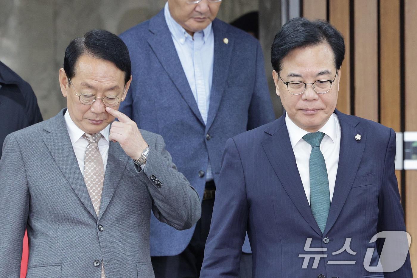 송언석 국민의힘 원내대표와 김도읍 정책위의장이 28일 서울 여의도 국회에서 열린 원내대책회의에 참석하고 있다. ⓒ News1 신웅수 기자