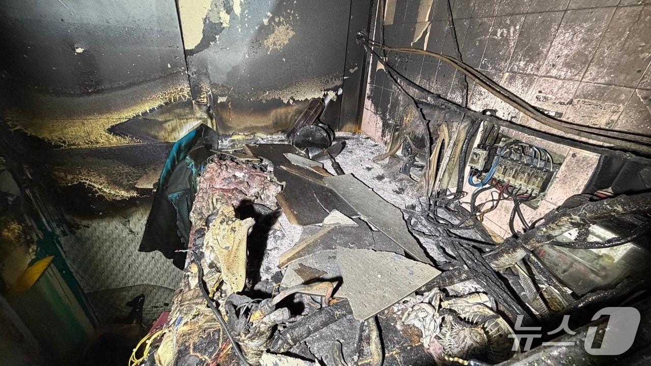 본문 이미지 - 28일 새벽 0시 22분쯤 제주시 이도동 동문시장 내 수산물 전문 음식점에서 화재가 발생했다.(제주소방본부 제공. 재판매 및 DB 금지)/뉴스1