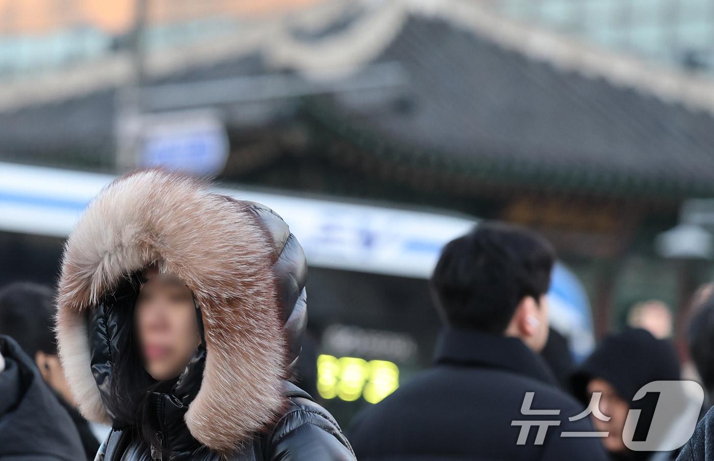 칼바람 속 영하권 날씨를 보인 28일 오전 서울 광화문 네거리에서 한 여성이 모자를 덮어쓴 채 출근길 발걸음을 재촉하고 있다. 2025.11.28/뉴스1 ⓒ News1 오대일 기자