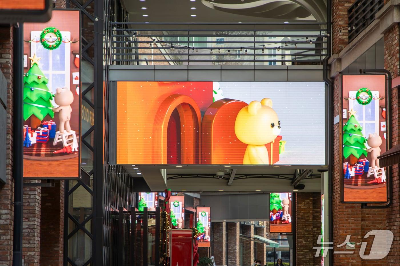 호반프라퍼티가 신구대학교와 협업해 제작한 크리스마스 영상이 아브뉴프랑 판교 디지털 사이니지를 통해 선보이고 있다. &#40;호반프라퍼티 제공&#41; 뉴스1 ⓒ News1
