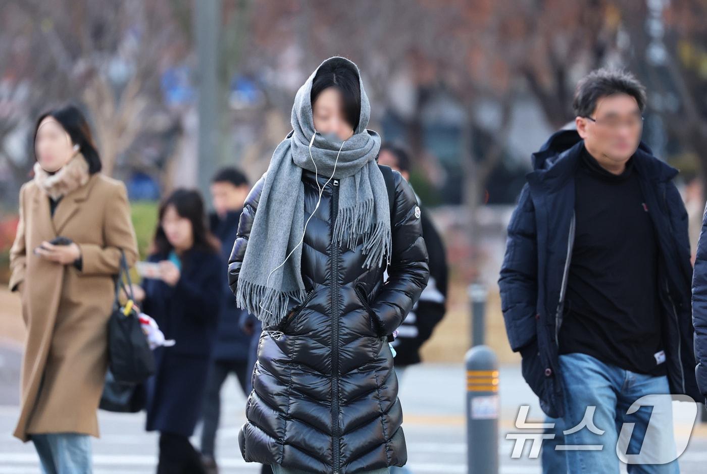 칼바람 속 영하권 날씨를 보인 지난달 28일 오전 서울 광화문 네거리에서 한 여성이 머플러로 얼굴을 감싼 채 출근길 발걸음을 재촉하고 있다./뉴스1 ⓒ News1 오대일 기자