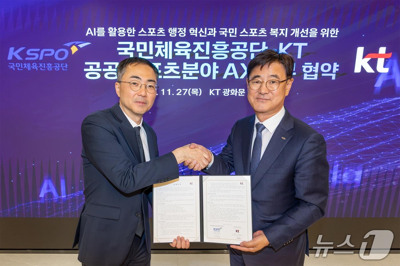 유용규 KT 엔터프라이즈부문 공공사업본부장&#40;왼쪽&#41;이 박용철 국민체육진흥공단 전무이사와 함께 AI 기반 공공 스포츠 복지 서비스 혁신 위한 업무협약&#40;MOU&#41;을 체결하고 기념 사진을 촬영했다. 2025.11.28/뉴스1&#40;KT 제공&#41;