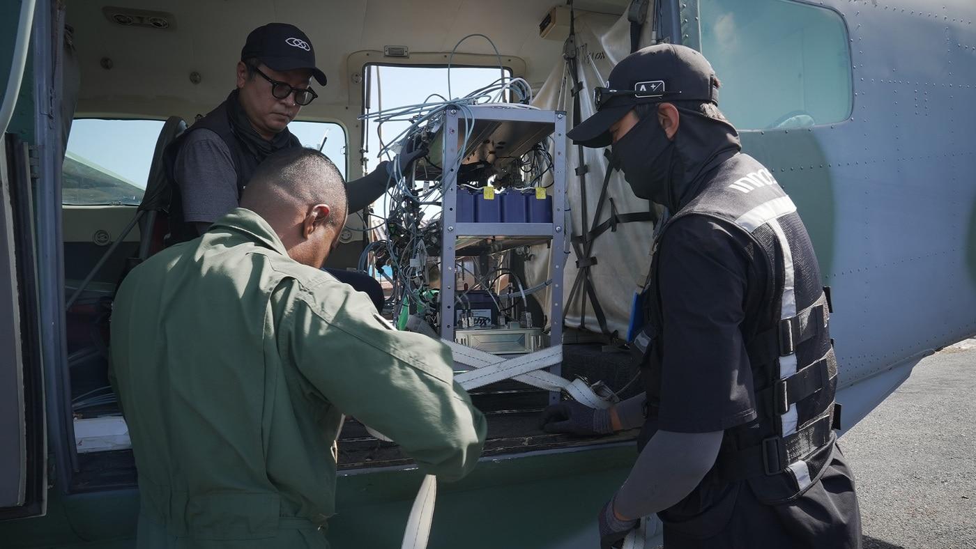 이노스페이스 연구진이 브라질 알칸타라 우주센터에서 항공전자장비 점검 시험을 준비 중이다.&#40;이노스페이스 제공&#41;