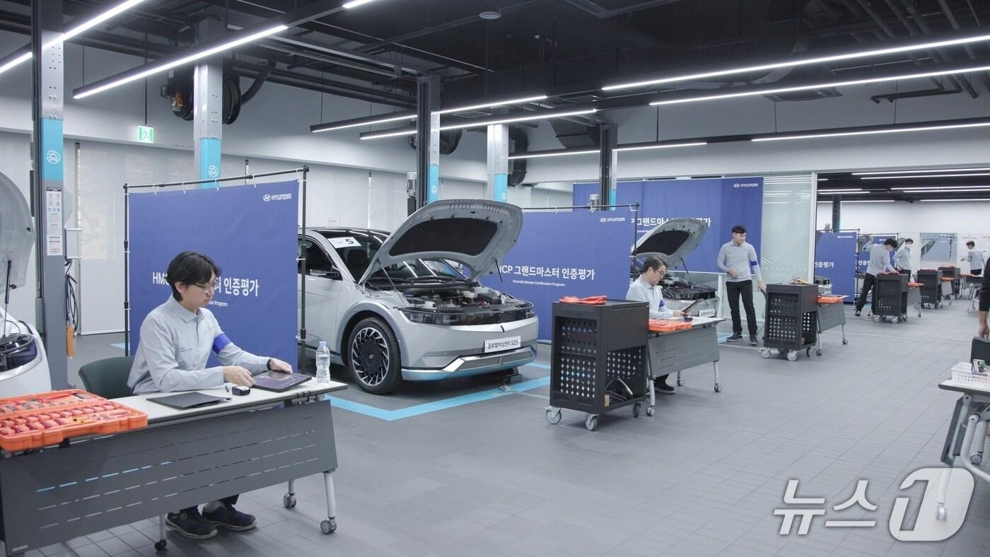 현대자동차가 진행한 2025 그랜드마스터 인증 평가에 응시한 엔지니어들이 이달 천안 글로벌러닝센터에서 실기 평가를 치르고 있는 모습(현대차 제공). 2025.11.28.