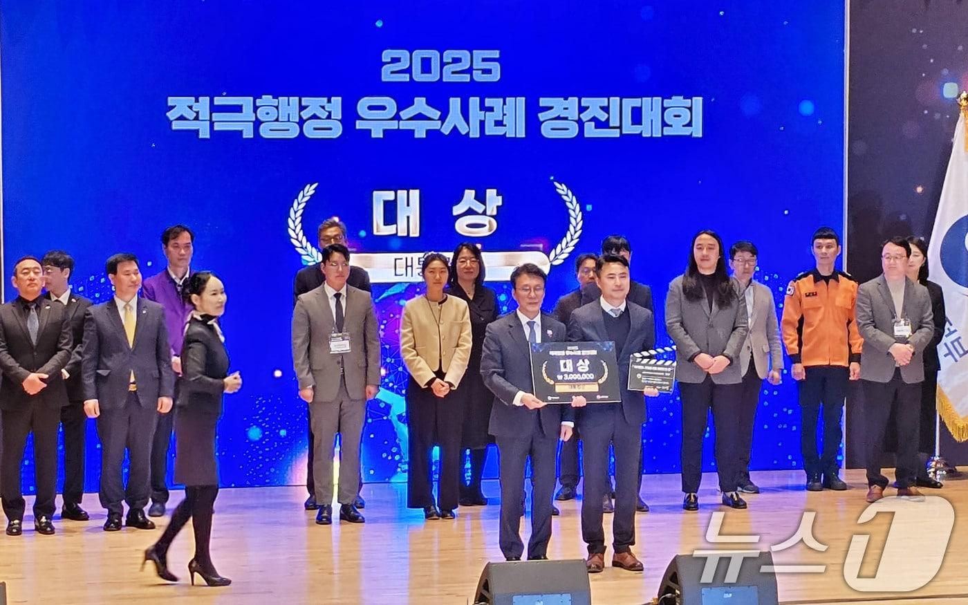 광주시가 27일 정부세종청사에서 열린 &#39;2025 적극행정 우수사례 경진대회&#39;에서 대상인 대통령상을 수상하고 있다.&#40;광주시 제공. 재판매 및 DB 금지&#41; 