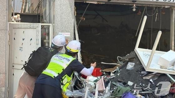 본문 이미지 - 지난 8월1일 오전 경남 창원시 마산회원구 양덕동 2층짜리 상가주택 붕괴 현장에서 국토안전관리원 관계자가 현장을 점검하고 있다. 2025.8.1/뉴스1 ⓒ News1 강정태 기자