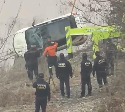 본문 이미지 - 충북 청주 50대 여성 실종자의 SUV차량이 지난 26일 충주호에서 인양되고 있다.&#40;독자제공. 재판매 및 DB금지&#41;./뉴스1