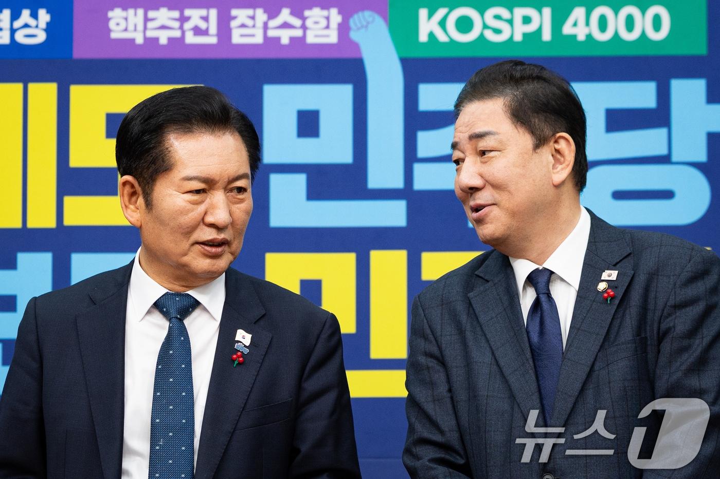 정청래 더불어민주당 대표와 김병기 원내대표가 28일 서울 여의도 국회에서 열린 최고위원회의에서 대화하고 있다. 2025.11.28/뉴스1 ⓒ News1 유승관 기자