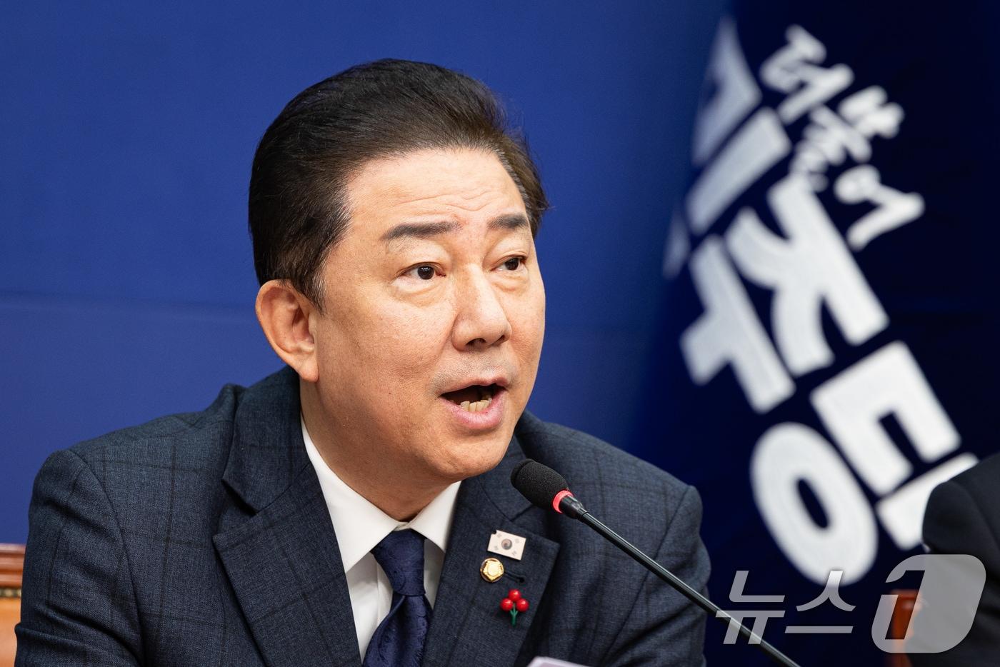 김병기 더불어민주당 원내대표가 28일 서울 여의도 국회에서 열린 최고위원회의에서 모두 발언을 하고 있다. 2025.11.28/뉴스1 ⓒ News1 유승관 기자