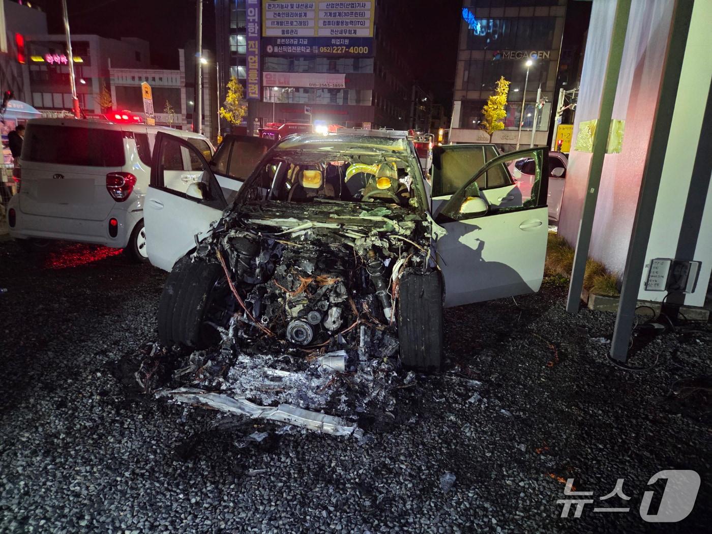 본문 이미지 - 28일 0시 12분께 울산 남구 달동 한 모델하우스 인근에 주차된 차량에서 화재가 발생해 소방 당국이 20여 분만에 진화했다.&#40;울산소방본부 제공. 재판매 및 DB금지&#41;/뉴스1