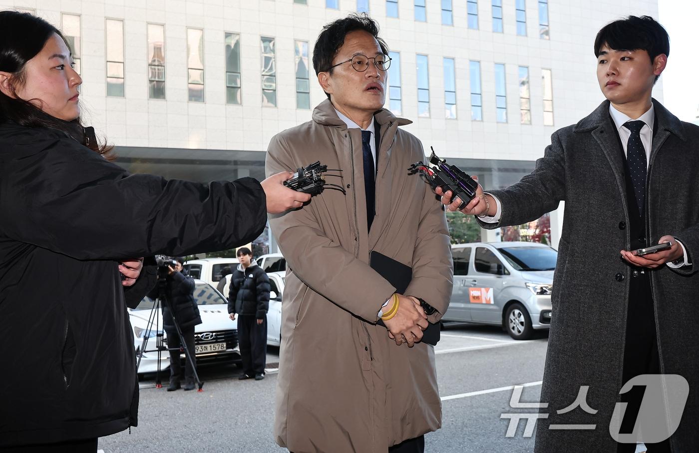 박주민 더불어민주당 의원이 28일 서울 양천구 남부지방법원에서 열린 국회 패스트트랙&#40;신속처리안건&#41; 충돌 사건 관련 결심 공판에 출석하며 취재진 질문에 답하고 있다. 2025.11.28/뉴스1 ⓒ News1 김도우 기자