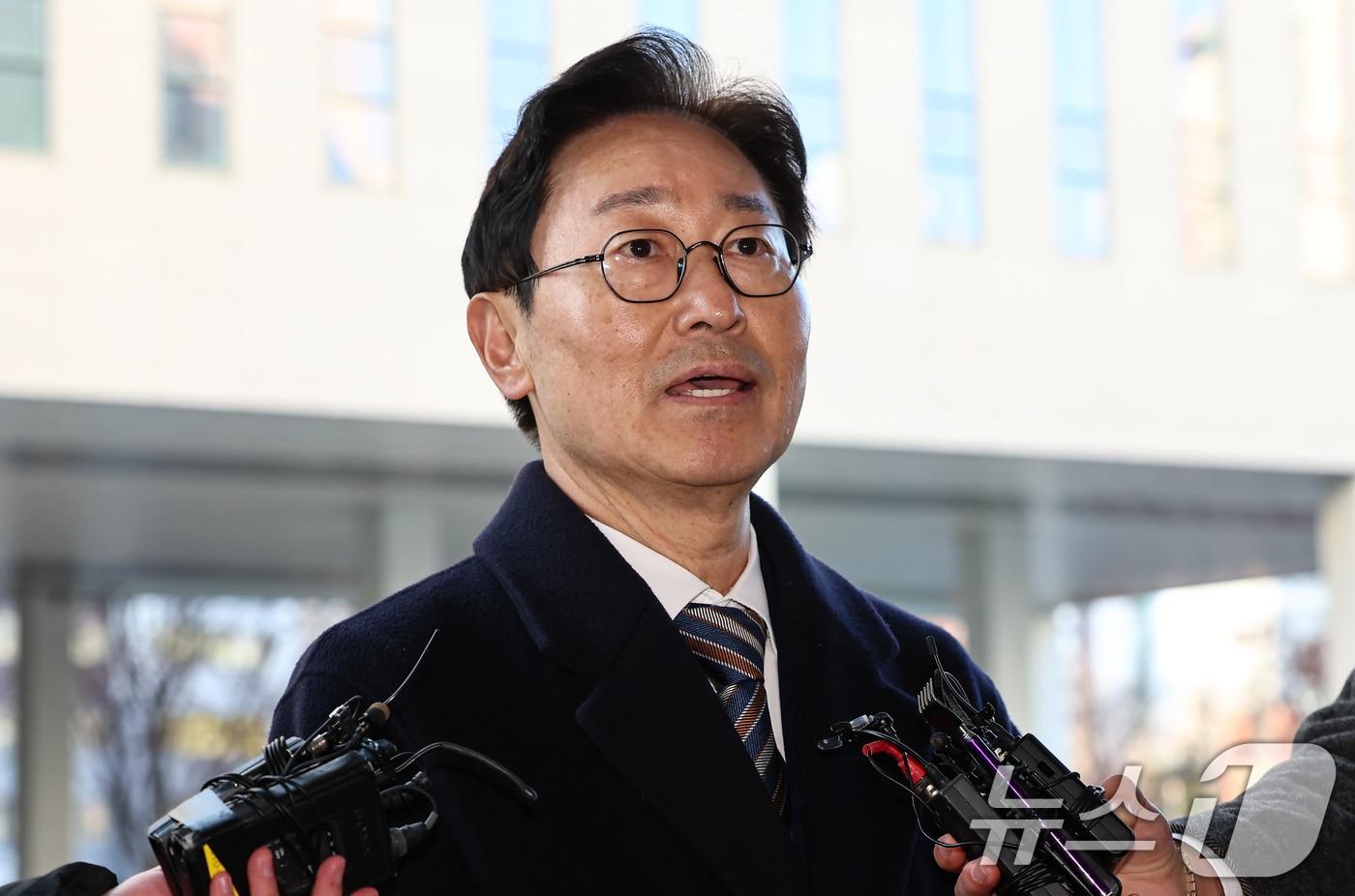 박범계 더불어민주당 의원이 28일 서울 양천구 남부지방법원에서 열린 국회 패스트트랙&#40;신속처리안건&#41; 충돌 사건 관련 결심 공판에 출석하며 취재진 질문에 답하고 있다. 2025.11.28/뉴스1 ⓒ News1 김도우 기자