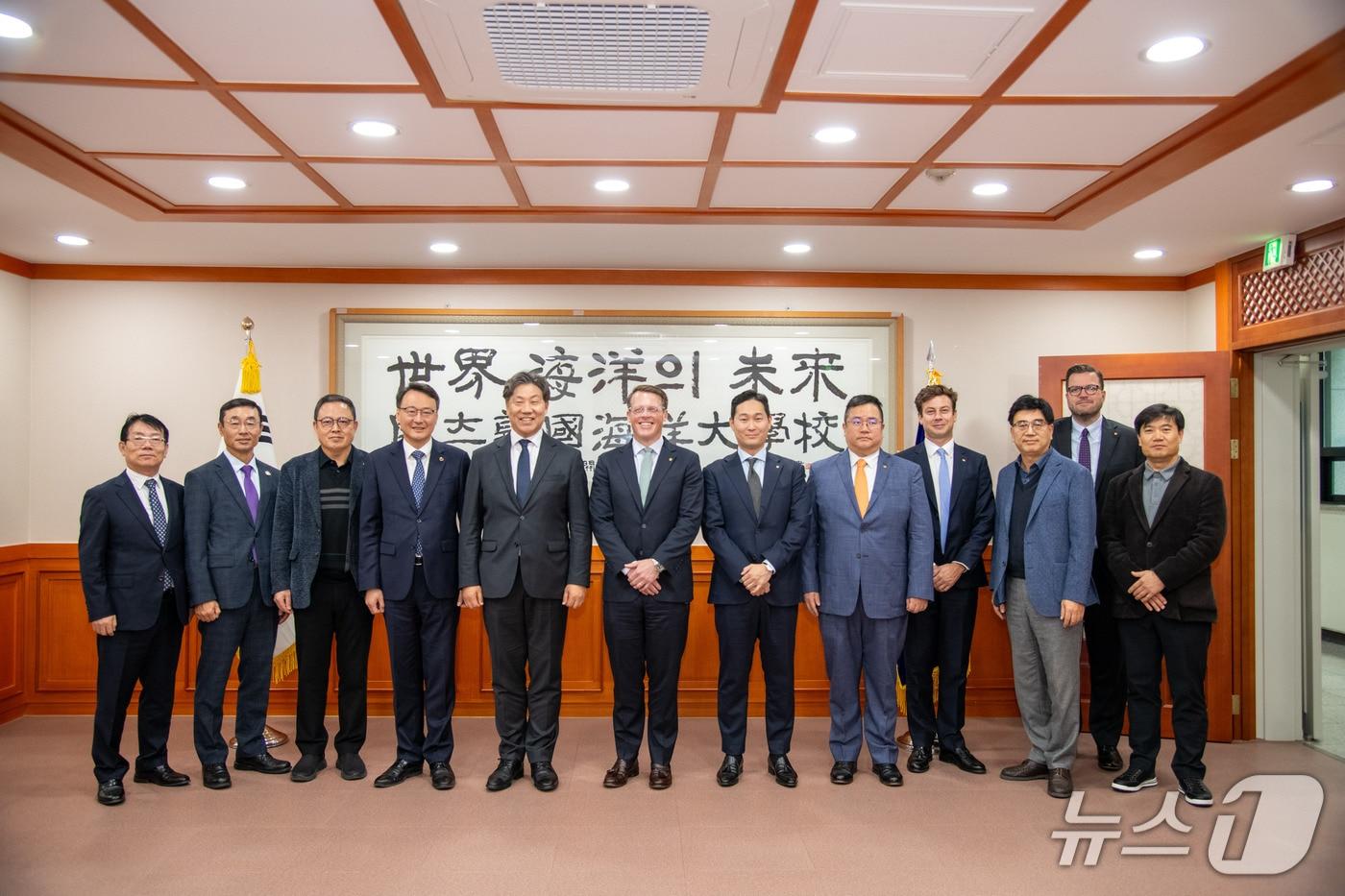 지난 24일 열린 한국해양대와 한화쉬핑 간담회에 참석한 관계자들이 기념촬영을 하고 있다. &#40;해양대 제공. 재판매 및 DB금지&#41;