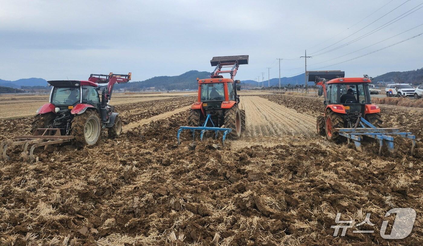 본문 이미지 - 논 깊이갈이.(전남도 제공. 재판매 및 DB금지) 2025.11.28/뉴스1