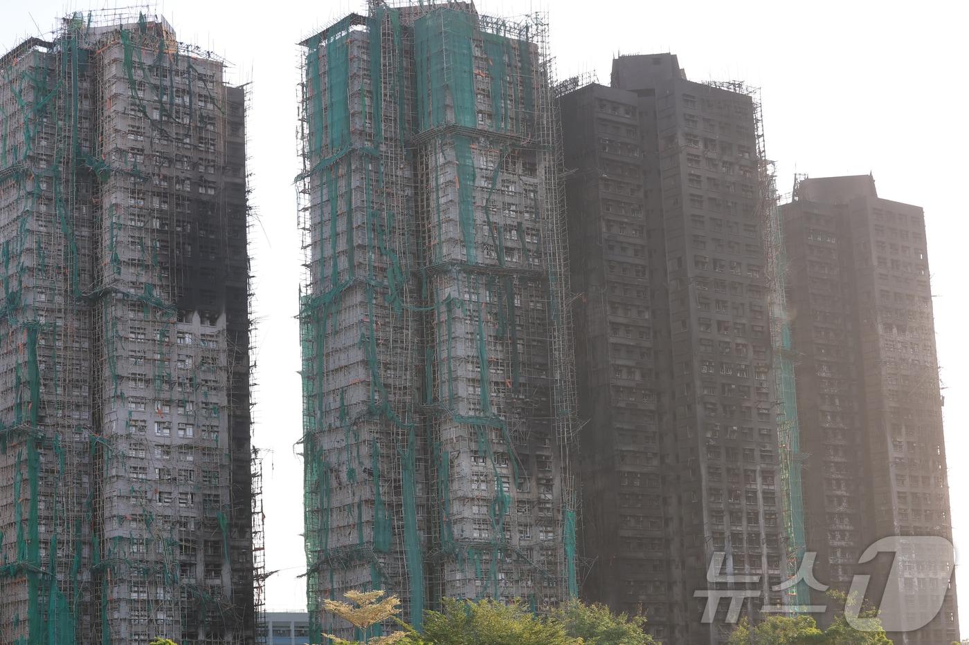 28일&#40;현지시간&#41; 홍콩 타이포 지역 왕 푹 콕 아파트 단지 화재 현장 모습. 주불은 진압됐지만, 아직 잔불이 남아 있어 소방 작업이 지금도 진행 중이다. 2025.11.28/뉴스1 2025.11.28/뉴스1 ⓒ News1 권현진 기자