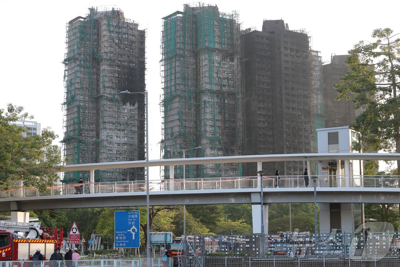 지난 11월 28일 홍콩 타이포 지역 왕 푹 콕 아파트 단지 화재 현장 모습. 주불은 진압됐지만, 아직 잔불이 남아 있어 소방 작업이 지금도 진행 중이다. 2025.11.28/뉴스1 ⓒ News1 권현진 기자