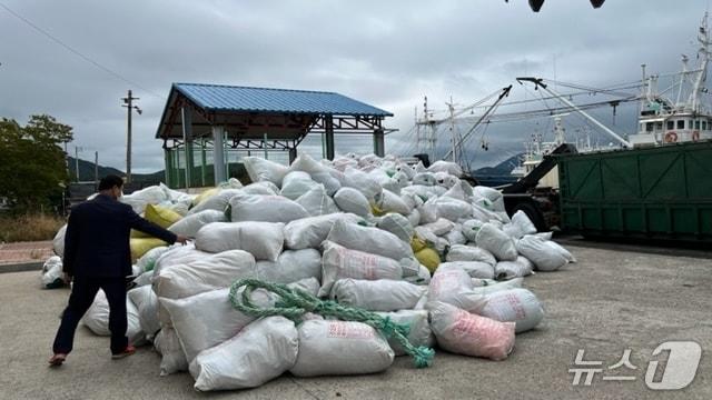 본문 이미지 - 여수시가 &#39;조업 중 인양쓰레기 수매사업&#39;을 통해 구매한 해양쓰레기 더미. &#40;여수시 제공. 재판매 및 DB금지&#41;