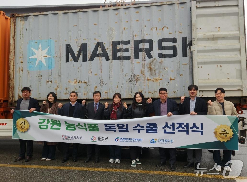 본문 이미지 - 강원 농식품 독일 수출 선적식.&#40;홍천군 제공. 재판매 및 DB금지&#41;/뉴스1