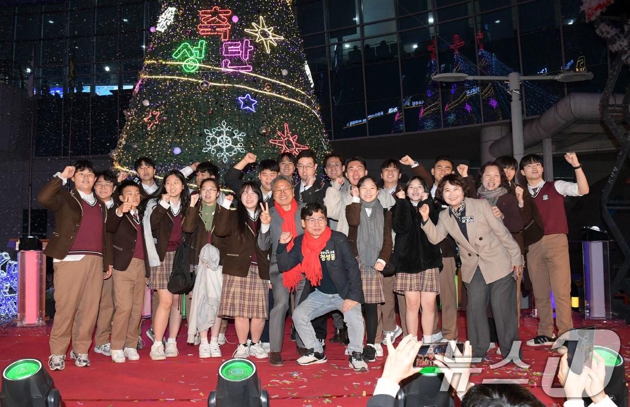 본문 이미지 - 강기정 광주시장이 지난 15일 광주송정역에서 열린 성탄 트리 점화식에 참석, 참석자들과 기념촬영을 하고 있다.(광주시 제공. 재판매 및 DB 금지) 