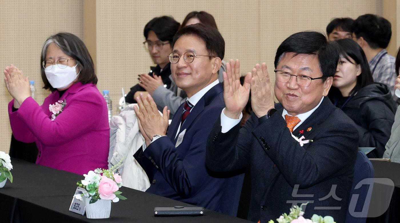 본문 이미지 - 최교진 교육부 장관이 28일 세종시 정부세종컨벤션센터에서 열린 2025 독서교육 학교도서관 한마당에 참석하여 박수를 치고 있다. 2025.11.28 ⓒ 뉴스1 김기남 기자