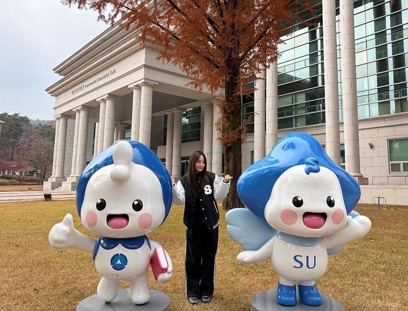 본문 이미지 - 배우 사강이 학업 중인 삼육대학교 캠퍼스에서 사진 촬영을 하고 있다. 사진=삼육대학교 제공