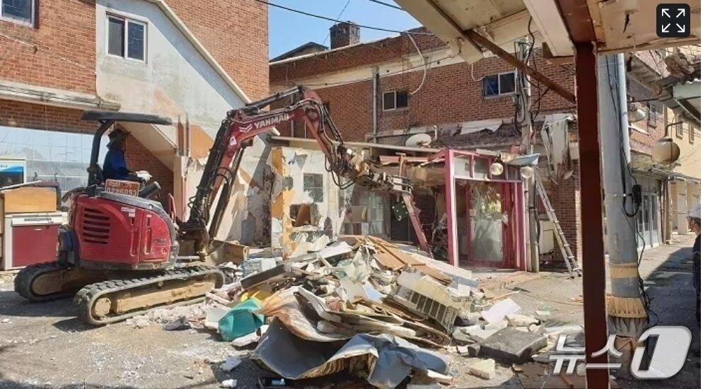 본문 이미지 - 지난 7월 파주시의 연풍리 성매매업소 불법건축물에 대한 행정대집행&#40;강제 철거&#41; 모습. &#40;파주시 제공, 재판매 및 DB금지&#41;