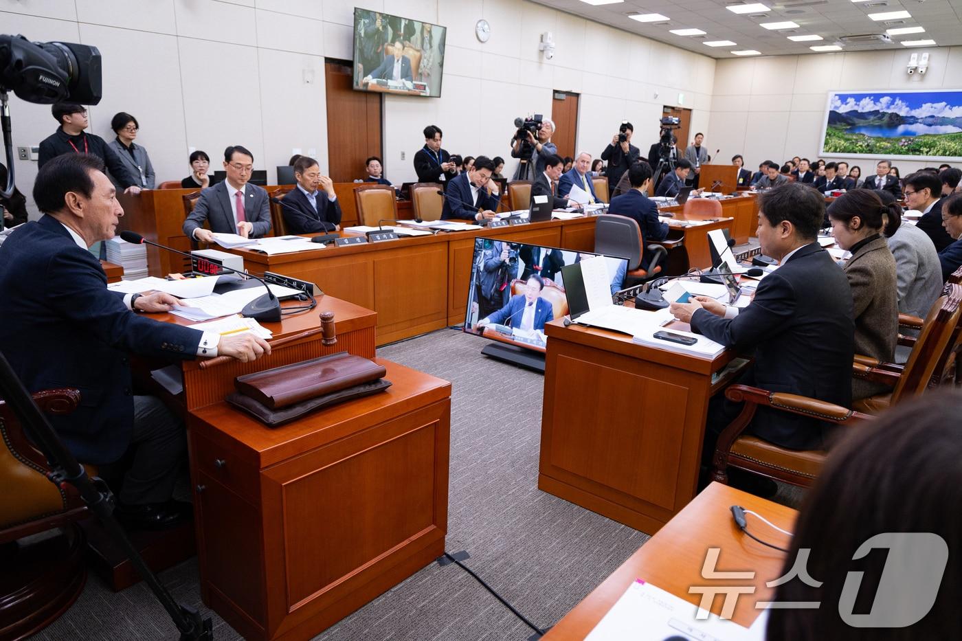 본문 이미지 - 김석기 국회 외교통일위원장이 외교통일위원회 전체회의에서 의사봉을 두드리고 있다. ⓒ 뉴스1 유승관 기자