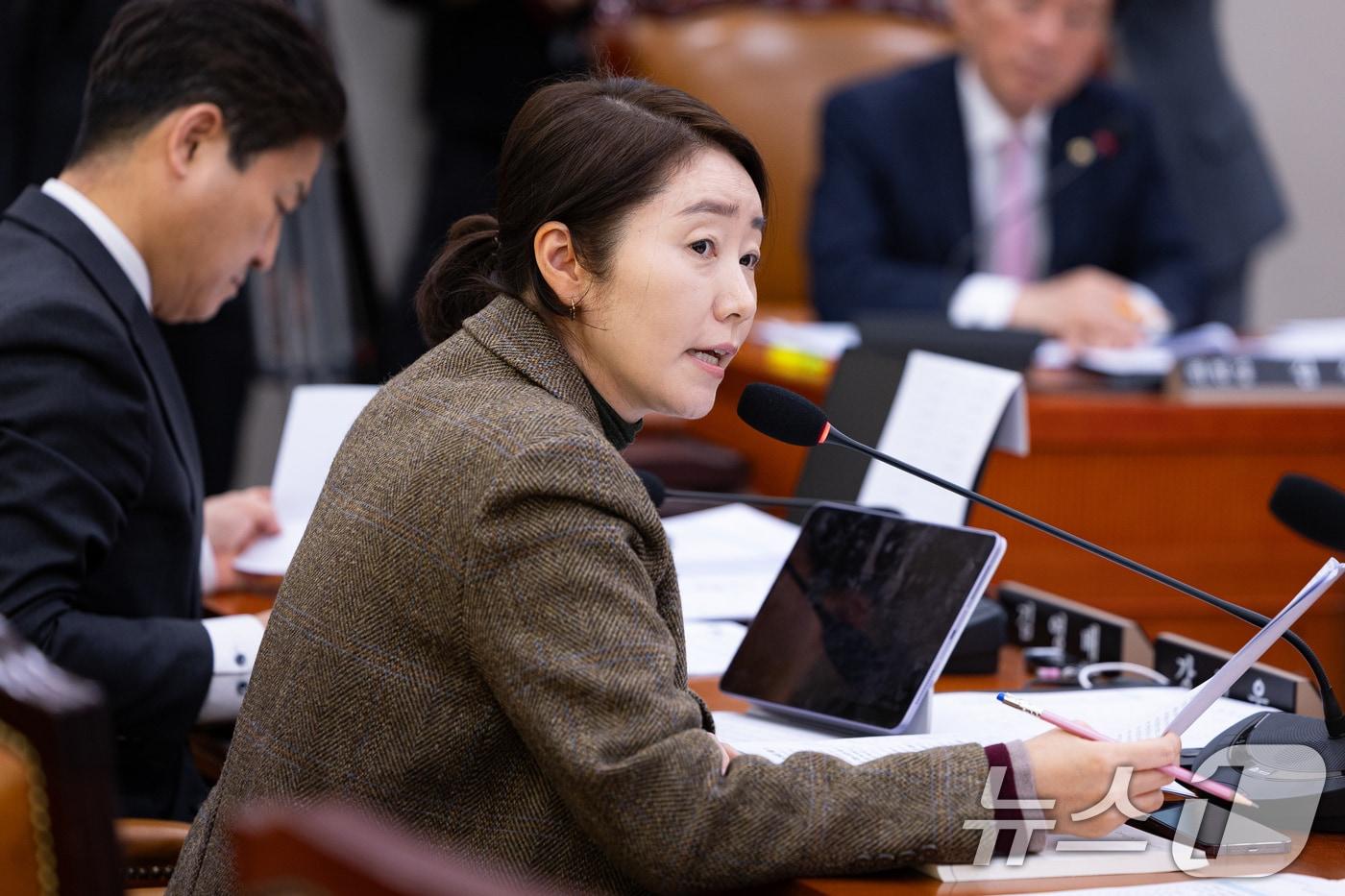 강선우 더불어민주당 의원이 지난 28일 서울 여의도 국회에서 열린 제429회 국회&#40;정기회&#41; 외교통일위원회 제7차 전체회의에서 질의를 하고 있다. 2025.11.28/뉴스1 ⓒ News1 유승관 기자