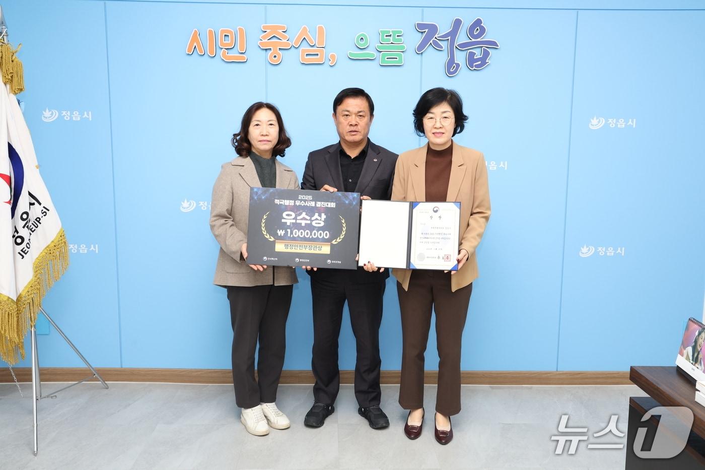 전북 정읍시가 행안부 ‘2025년 적극행정 우수사례 경진대회’에서 &#39;시니어 의사 활용 지역주치의제도&#39;로 행안부장관상을 수상한 가운데 이학수 정읍시장과 관계자들이 기념 촬영을 하고 있다.&#40;정읍시 제공. 재판매 및 DB금지&#41;/뉴스1