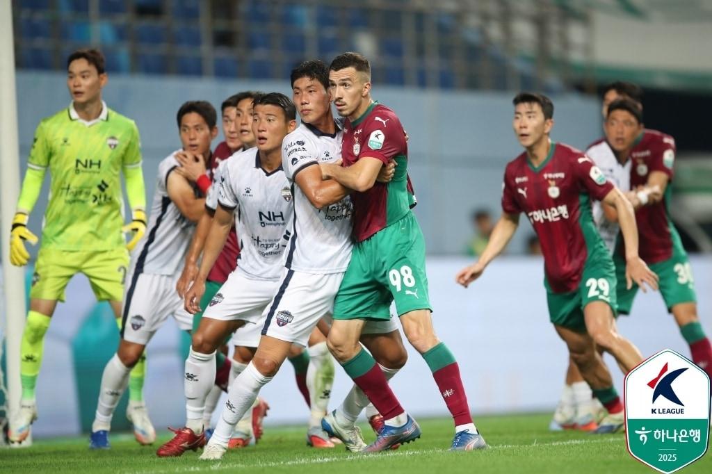 본문 이미지 - K리그1 2위 자리를 두고 격돌하는 대전 하나시티즌과 김천 상무. &#40;한국프로축구연맹 제공&#41;