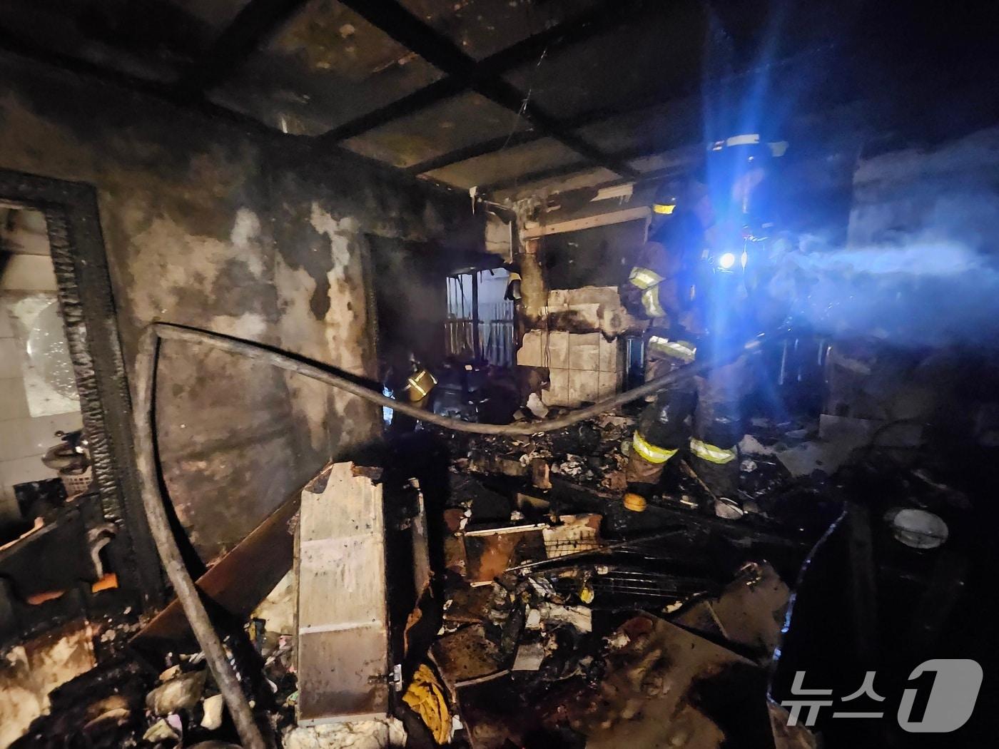 본문 이미지 - 경기 남양주 빌라 화재 현장&#40;남양주소방서 제공. 재판매 및 DB 금지&#41;/뉴스1