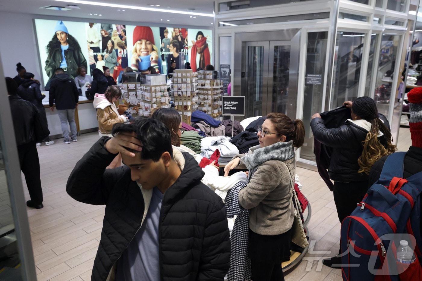 27일(현지시간) 뉴욕시 한 매장에서 추수감사절을 맞아 블랙프라이데이 쇼핑을 앞두고 사람들이 물건을 고르고 있다./ 2025.11.27ⓒ 로이터=뉴스1