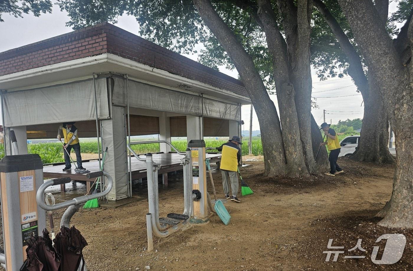 전북 정읍시 노인일자리 사업 활동 모습.&#40;정읍시 제공. 재판매 및 DB금지&#41;/뉴스1 
