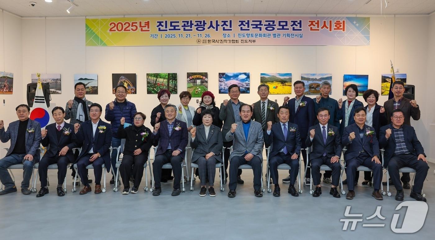 김희수 진도군수&#40;아랫줄 오른 쪽에서 다섯번째&#41;와 관광사진 공모전 수상자들이 기념사진을 찍고 있다.&#40;진도군 제공, 재판매 및 DB금지&#41;/뉴스1