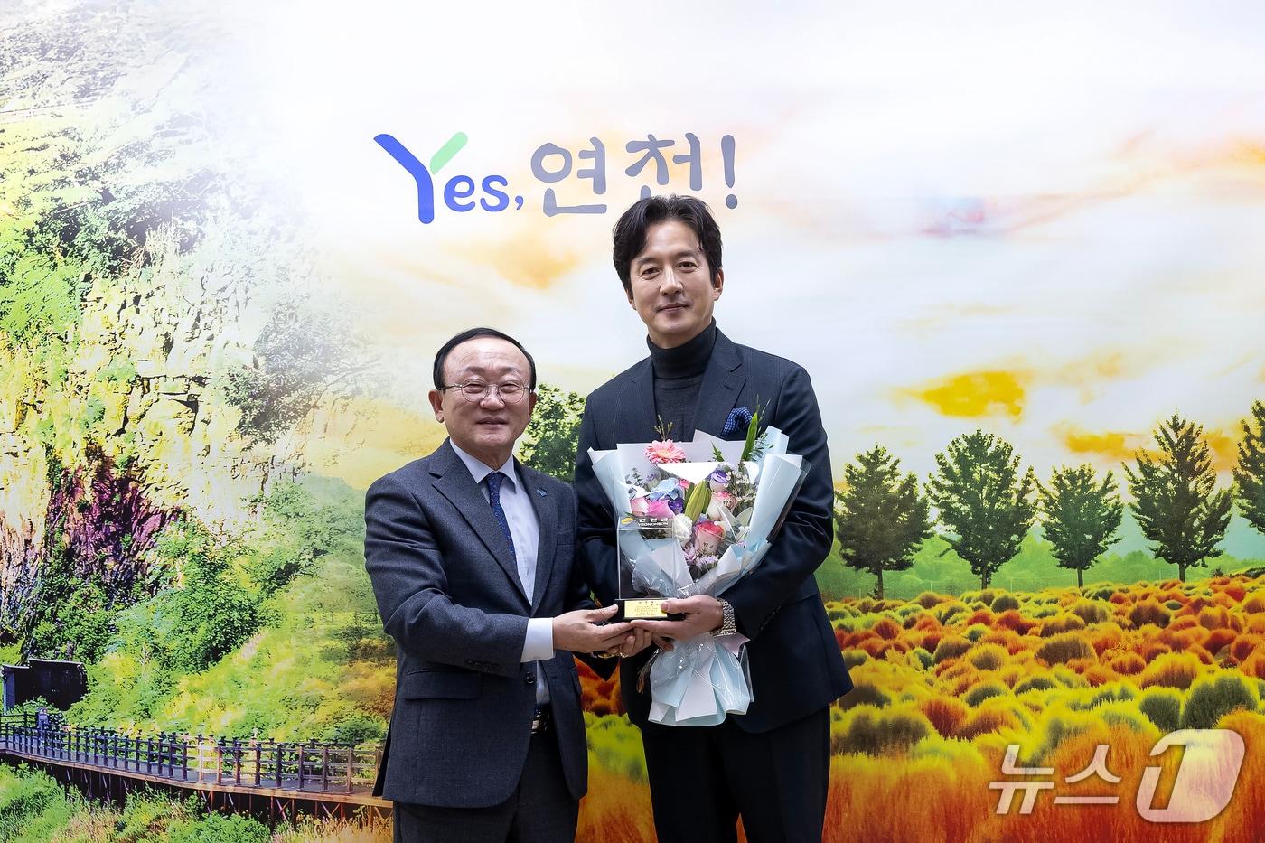 지난 27일 연천군청 군수실에서 열린 연천군 홍보대사 위촉식에서 배우 정준호와 김덕현 군수가 기념촬영을 하고 있다. &#40;연천군 제공, 재판매 및 DB금지&#41;