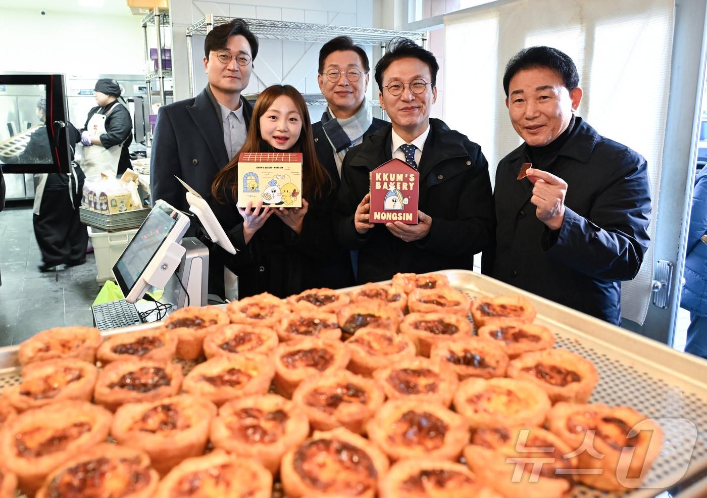 김민석 국무총리가 28일 대전시 중구 대흥동 제과점 몽심을 방문해 빵을 구입한 뒤 상인과 포즈를 취하고 있다. 2025.11.28/뉴스1 ⓒ News1 김기태 기자