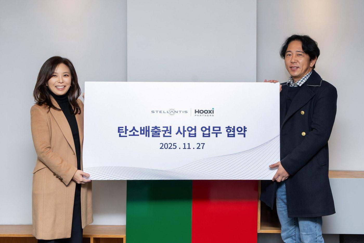 방실 스텔란티스코리아 대표(왼쪽)가 27일 서울 강남 라까사 호텔에서 이행열 후시파트너스 대표와 탄소배출권 사업과 관련한 업무협약(MOU)을 체결한 뒤 기념 사진을 촬영한 모습(자료사진. 스텔란티스코리아 제공). 2025.11.27.