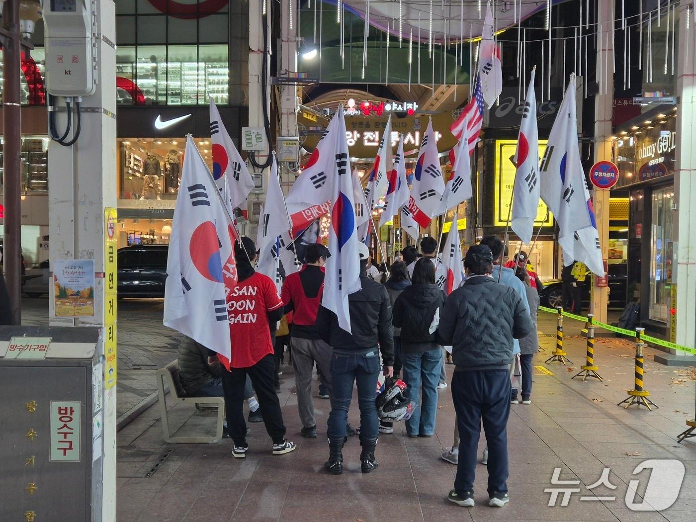 본문 이미지 - 지난 27일 울산 중구 젊음의 거리 일대에서 극우 단체 &#39;울산 윤어게인&#39;이 집회를 하고 있다.2025.11.28/뉴스1ⓒ 뉴스1 박정현 기자